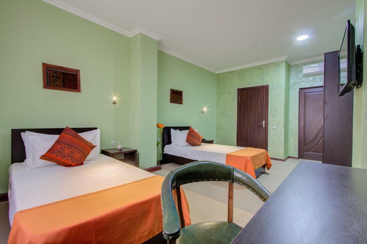 Olive Hotel Bisjkek Buitenkant foto
